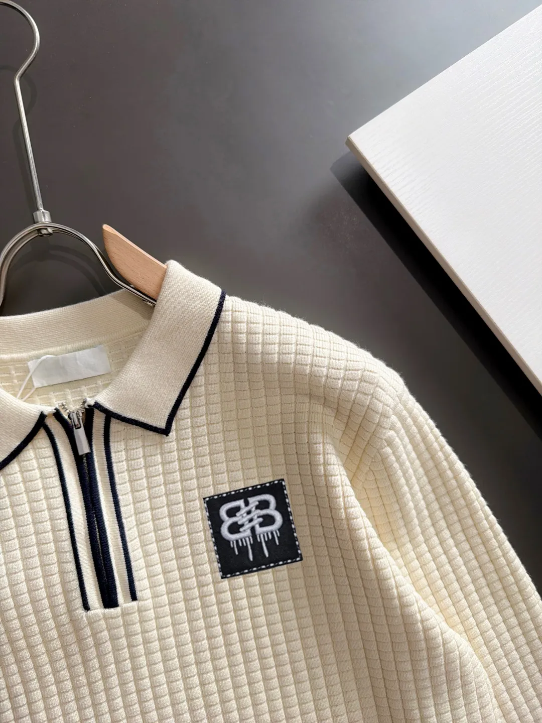 Next day shipping P195 Balenciaga high quality 2026 autumn and winter official website latest sweater, on sale at the same time at the counter Hot Sale! Specially made of wool blended fabric. It feels comfortable and can be directly in contact with the skin. The logo badge is exquisitely embroidered, which is extremely eye-catching! The details highlight the fashionable charm of big brands. Exquisite workmanship. Three-dimensional cutting style. The wearing effect is invincible and handsome! All three standards are complete! Sizes:M-3XL